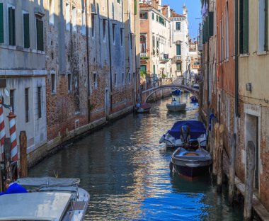 Güneşli bir günde bir Venedik sokak