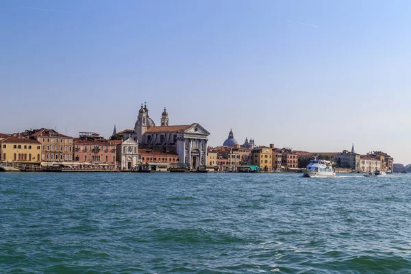 Giudecca kanalda tekne yüzen