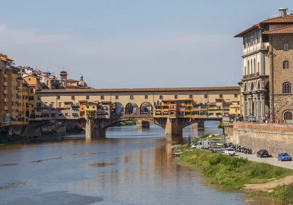 Puente Vecchio sobre el río Arno en Florencia —  Fotos de Stock
