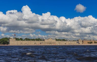 Quay St Petersburg güneşli rüzgarlı yaz gününde