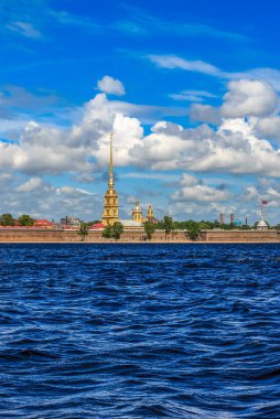 St. Petersburg'daki Peter ve Paul Kalesi'nin kulesi