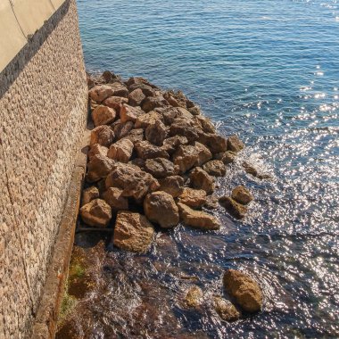Waterfront çevreleyen, Akdeniz'in büyük taşlarla