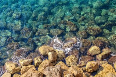 Taşların altında su, Akdeniz beach