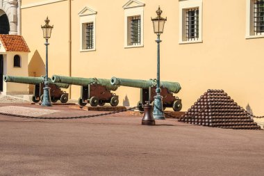 Monaco, eski toplar ve çekirdek Palace Square