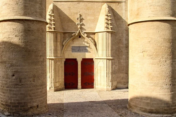 Güney Fransa'da Montpellier katedral girişinde