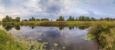 Nehre akşam gökyüzünde yansıtır