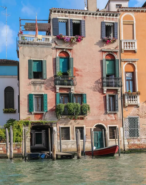 Front of the house in the Italian Venice with boats — Stock Photo, Image