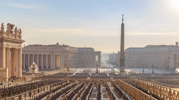 Vista de la Plaza de San Pedro y el obelisco del Vaticano — Foto de Stock
