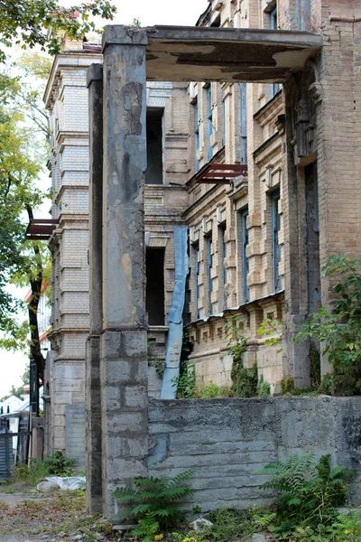 Il vecchio edificio distrutto della scuola di musica — Foto Stock