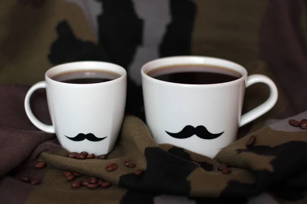 Copos de dois homens com bigodes em um fundo de café e militares — Fotografia de Stock