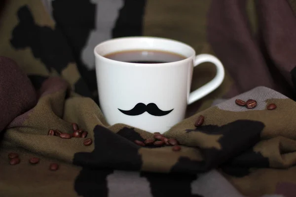 Taza de los hombres con bigotes en un fondo militar 23 de febrero tarjeta —  Fotos de Stock