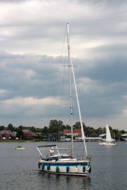 Bulutlar bir arka plan üzerinde nehrinde yelken yat