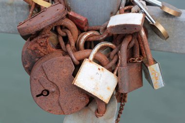 Köprü closeup eski paslı düğün kilidi