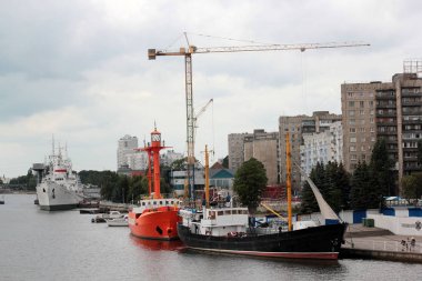 İnşaat vinçleri ve gemilerle bağlantı noktası Kaliningrad Rusya Federasyonu