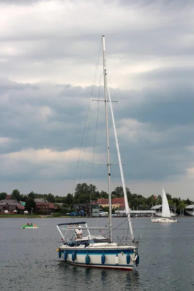 Bulutlar bir arka plan üzerinde nehrinde yelken yat