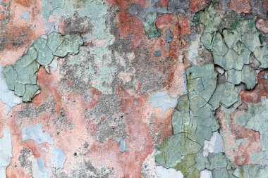 Tatter bir taş duvar yüzeyinde çok renkli bir eski boya