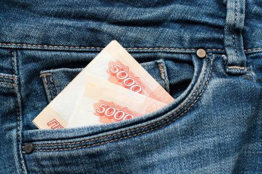 Rus parası ruble bir üstten görünüm görüntüsü olarak mavi kot pantolon cebinde