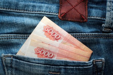 Rus parası ruble bir üstten görünüm görüntüsü olarak mavi kot pantolon cebinde