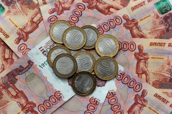 5千宗派と記念硬貨混合テーブル横のロシアのお金 — ストック写真