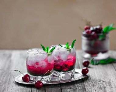 Bir kokteyl ile cin, vişne şurubu 