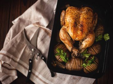 Kızartma tavuk içinde tepsi