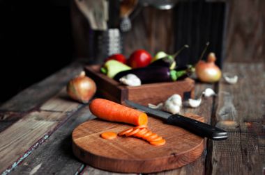 Ahşap oyun tahtası doğranmış havuç