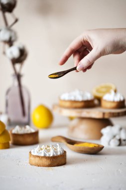 Limon kremalı tatlı tartlets 
