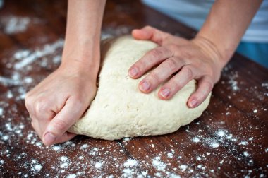 Eller masada hamur yoğuruyor.