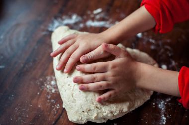 Eller masada hamur yoğuruyor.