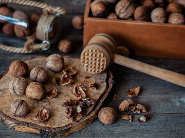 Ceviz ahşap bord üzerinde