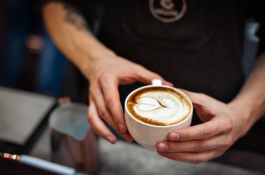 Barista oluşturma latte sanat 