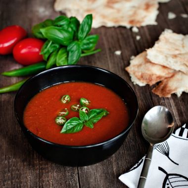 tablo üzerinde domates çorbası 