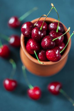 Kiraz seramik bir fincan. 