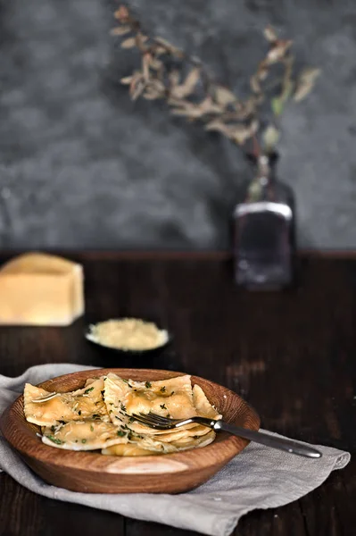 Zelfgemaakte ravioli met spinazie — Stockfoto