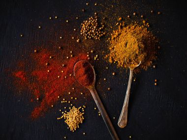 Kırmızı biber ve kaşığı köri 