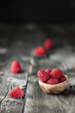 ahşap arka plan üzerinde küçük kase taze kırmızı ahududu yakın çekim fotoğraf