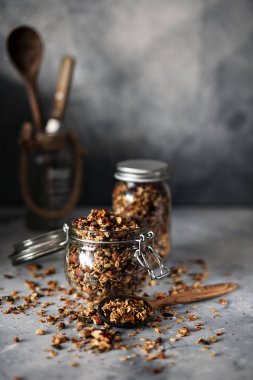concreted tablo arka plan üzerinde tahta kaşık ile cam şişelerde kurutulmuş aromatik baharat yakın çekim fotoğraf ayarla 