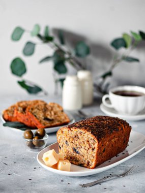 Masanın üzerine lezzetli taze ekmek