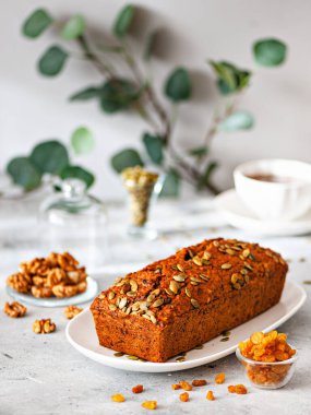 Masanın üzerinde nefis taze kek.