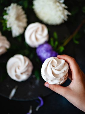 Zephyr tatlısını ele alalım. Kapatın.