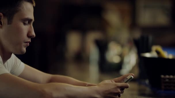 homme ennuyeux utilisant le téléphone 