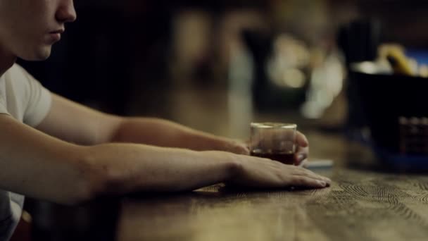 Человек со стаканом виски — стоковое видео