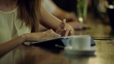 kadın bir tablete yazma