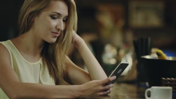 Gépelés-on mozgatható telefon-egy bárban — Stock videók