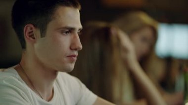 bir defter üzerinde yazarak adam