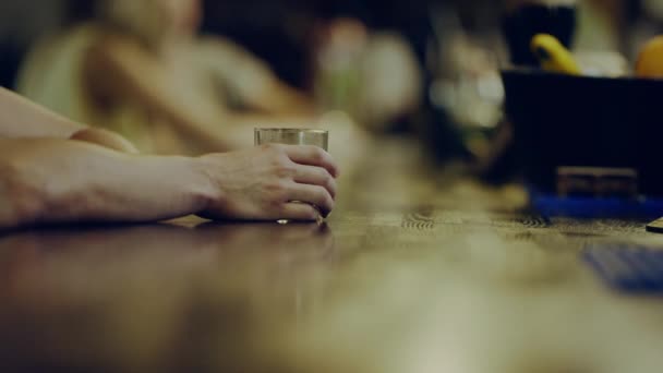 Mann hält Glas mit Alkohol in der Hand — Stockvideo