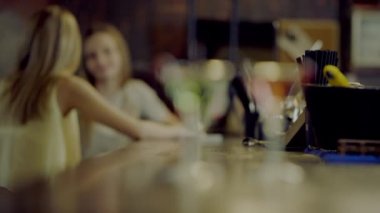 Kadınlar kokteyl içmek