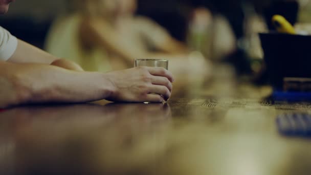 Mann hält Glas mit Alkohol in der Hand — Stockvideo