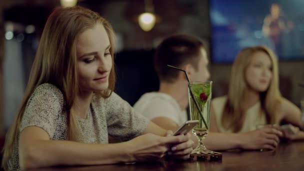 Wanita SMS di bar — Stok Video