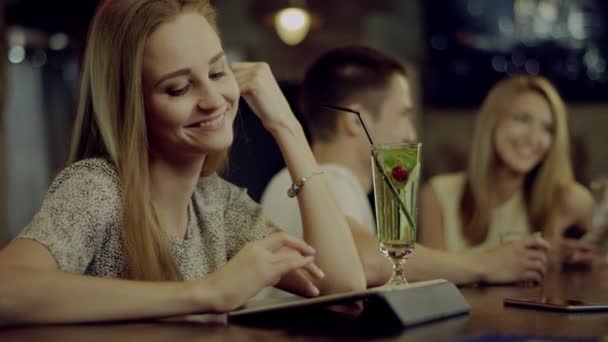 Mujer usando una tableta — Vídeos de Stock